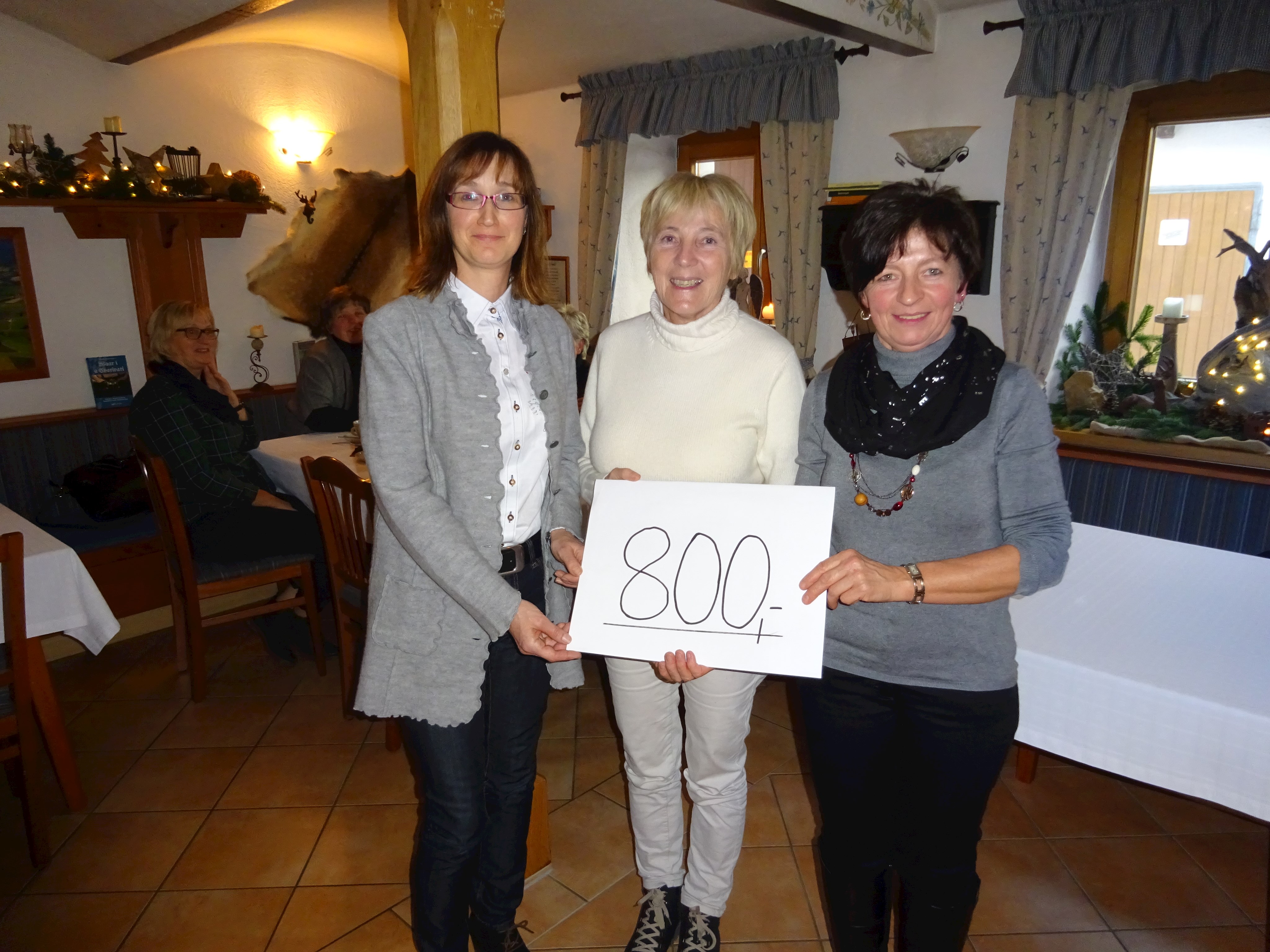 Die beiden Vorsitzenden Anita Sträußl (links) und Sieglinde Paukner (rechts) bei der symbolischen Übergabe der Spende an Frau Dr. von –Grafenstein-Witte.