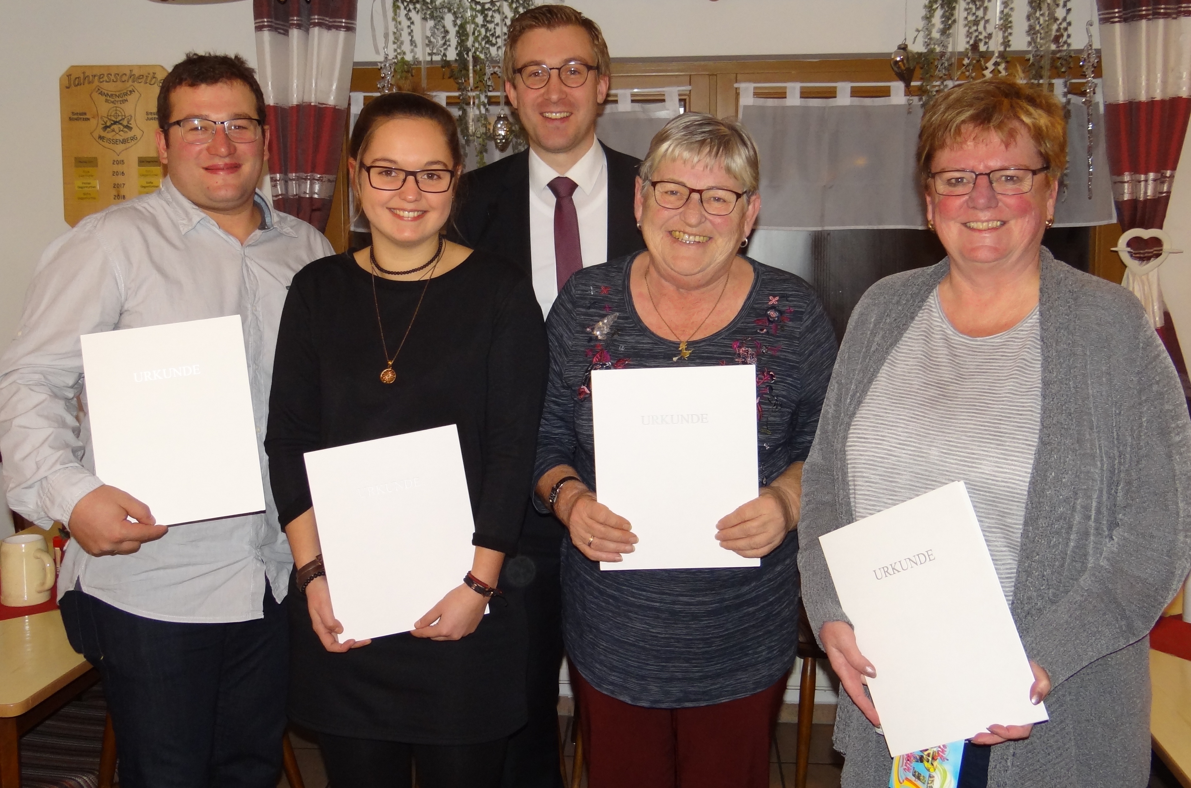 Die erfolgreichen Stockschützen (von links Patrick Luthner, Simone Sötz, Christa und Rita Pfeffer) mit Bürgermeister Edbauer (mitte)